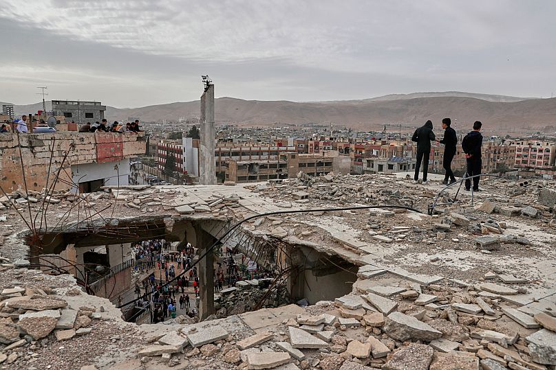 Les Syriens commémorent le septième anniversaire d'une attaque chimique dans la ville de Douma, le 7 avril 2025