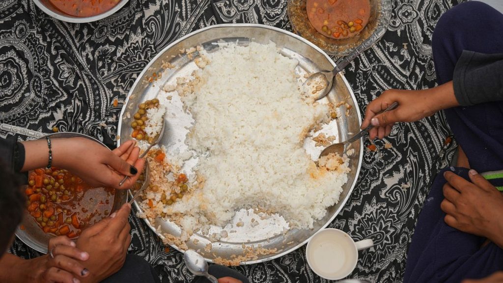 Les frappes israéliennes sur Gaza se poursuivent alors que l'approvisionnement alimentaire diminue au milieu du blocus