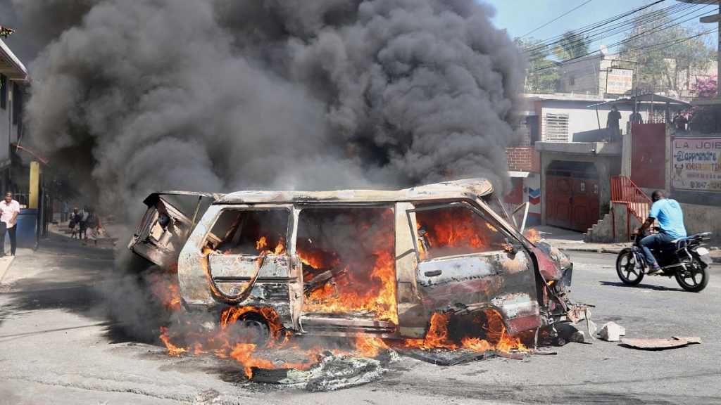 Les manifestations en Haïti deviennent violentes alors que les hommes armés ouvrent le feu sur la police
