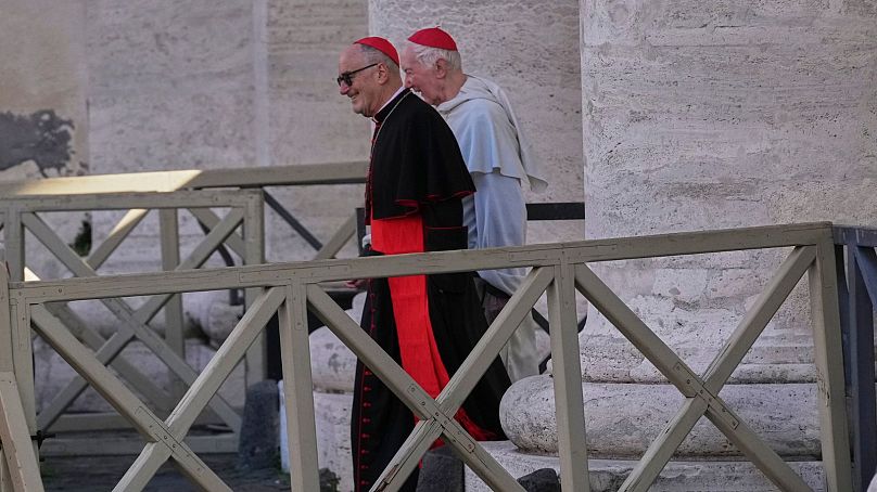 Les cardinaux marchent sur la place Saint-Pierre alors qu'ils arrivent pour une réunion des cardinaux au Vatican.