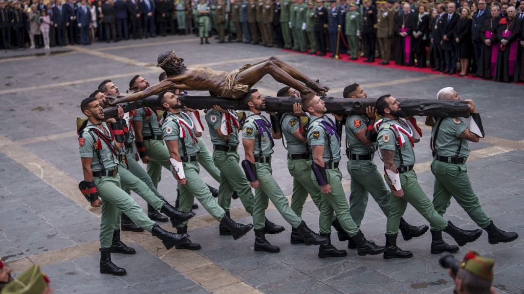 Les soldats portent la statue du Christ dans le défilé du jeudi de Maundy à travers Málaga