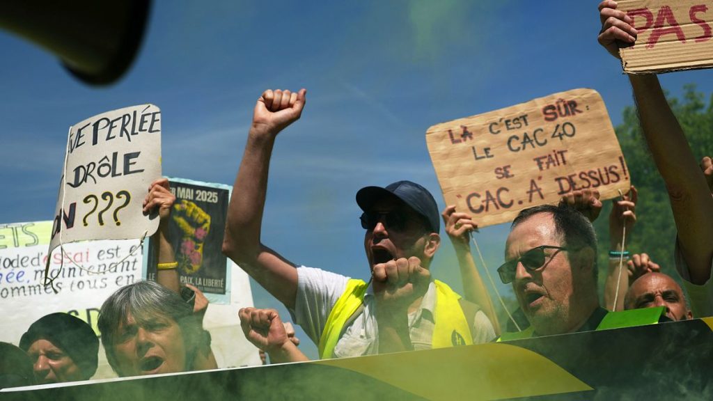 Les tarifs de Trump éclipsent les marches à travers l'Asie alors que le monde marque la fête du Travail