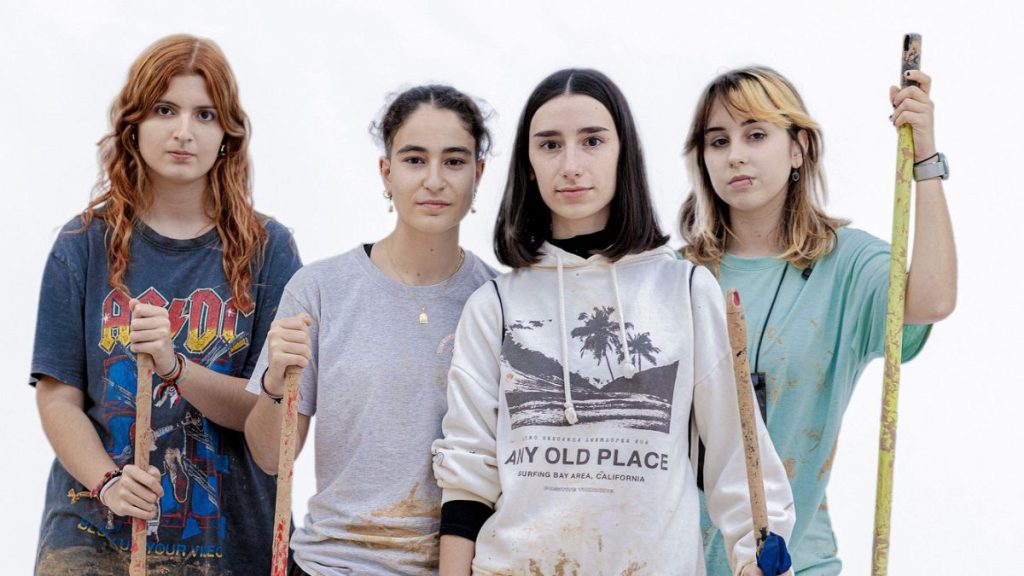 Un portrait de solidarité: les images étonnantes de Raúl Belinchón de volontaires couverts de boue en Espagne