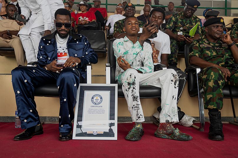 Kanyeyachukwu Tagbo-Okeke, Centre, avec le record du monde Guinness, assiste à la Journée mondiale de l'autisme à Abuja, au Nigéria,