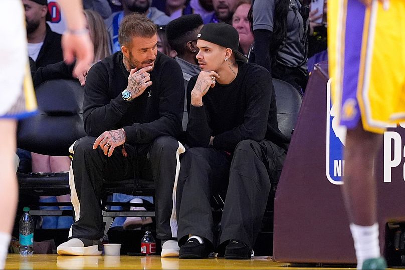 Père et fils, David et Romeo Beckham Courtsside lors d'un match de basket de la NBA entre La Lakers et les Golden State Warriors, avril 2025