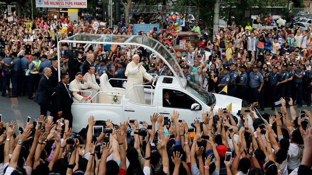 Le pape François fait don de Popemobile pour servir d'unité de santé mobile pour les enfants à Gaza