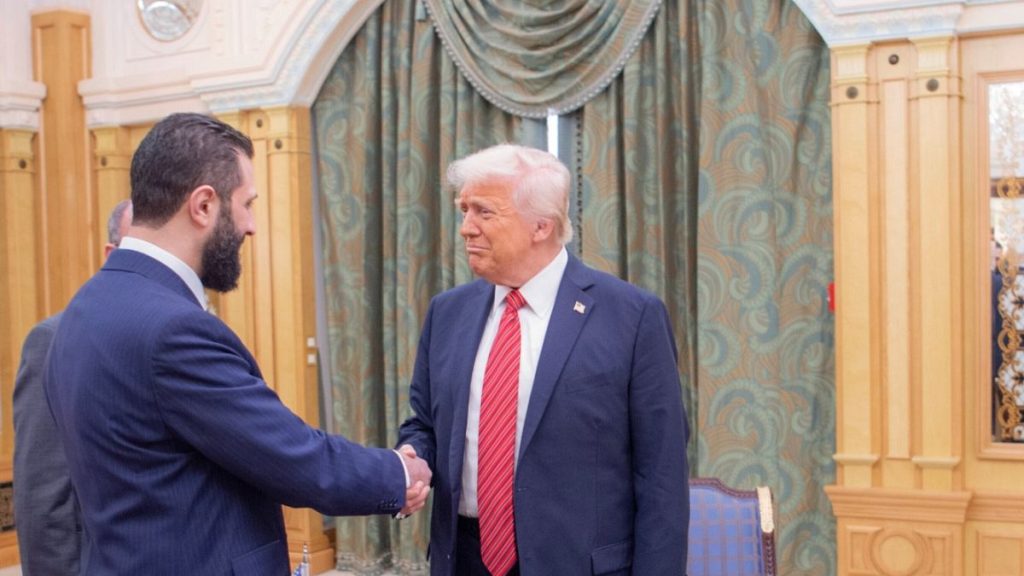 Trump rencontre le président par intérim de la Syrie en Arabie saoudite et soulève des sanctions contre Damas