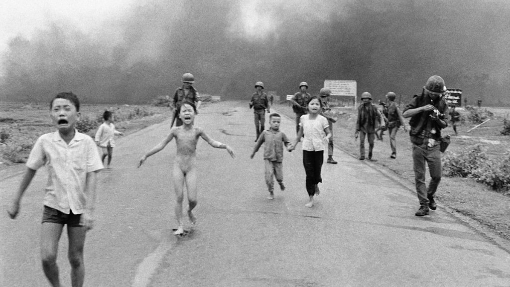 World Press Photo suspend le crédit de Nick UT pour l'image emblématique de la guerre du Vietnam 'Napalm Girl'