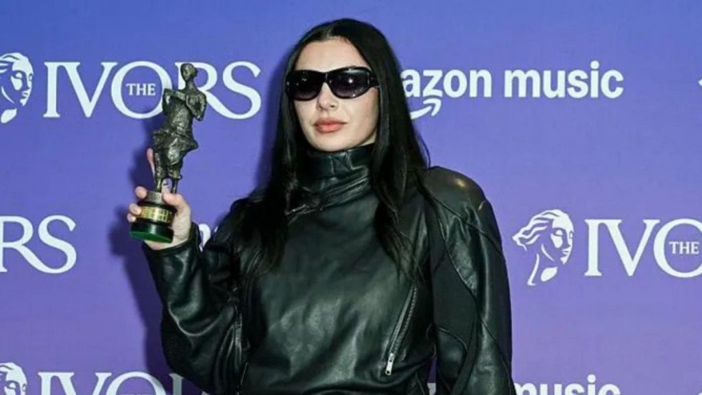 Ivor Novello Awards 2025: Charli XCX, U2 et Robbie Williams gagnent gros