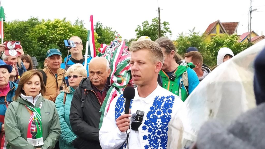 Le chef de l'opposition hongrois, Péter Magyar, traverse la frontière de la Roumanie