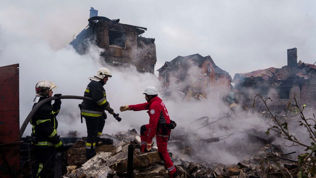 La Russie frappe l'Ukraine avec la plus grande attaque de drones et de missiles jusqu'à présent, tuant au moins 12