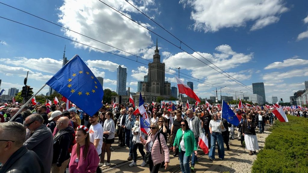 Des milliers de personnes assistent à des marches rivales à Varsovie à l'approche du ruissellement présidentiel de la Pologne