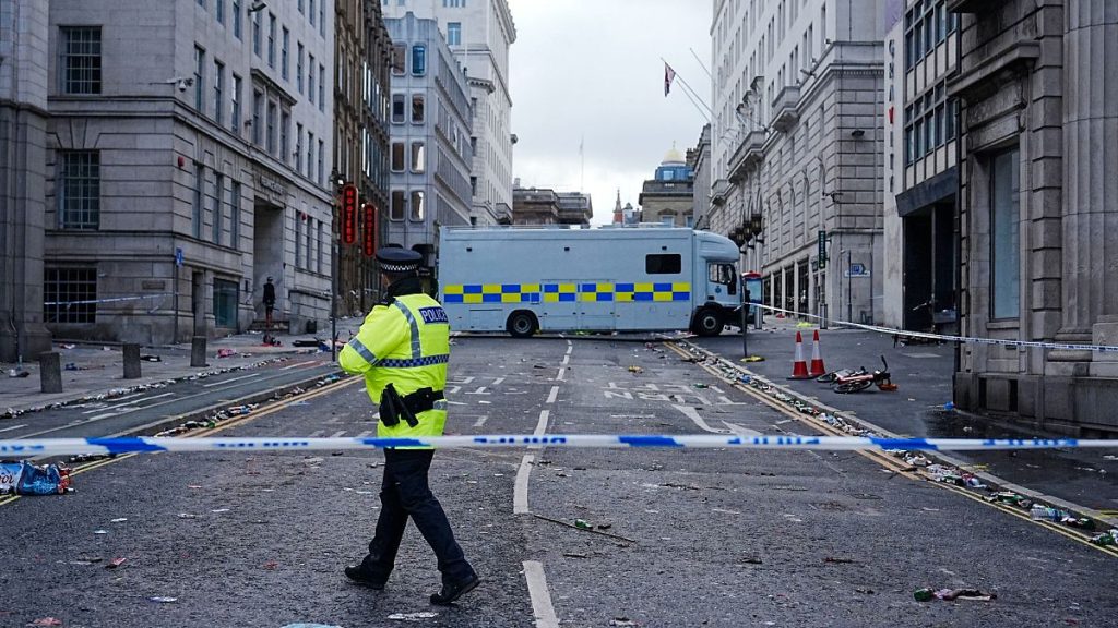 Des dizaines de blessures après la voiture frappe la foule pendant la célébration du titre du Liverpool FC