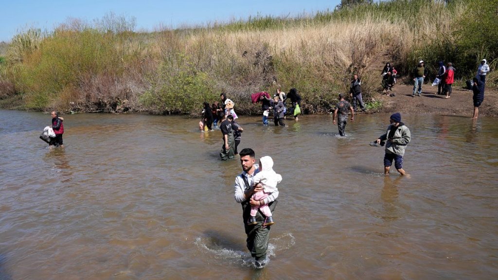 L'UE supprime la plupart des sanctions contre la Syrie, mais en claque de nouvelles sur des coupables d'attaques présumés contre les Alawites