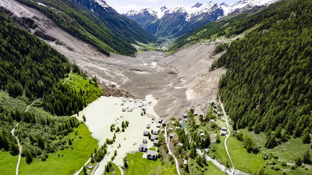 Les débris de chute forces suspension de la recherche d'un homme disparu après un glissement de terrain enterrent le village suisse