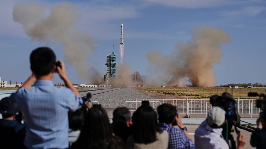 La Chine lance le vaisseau spatial qu'il dit collectera des échantillons d'Astéroïdes près de Mars
