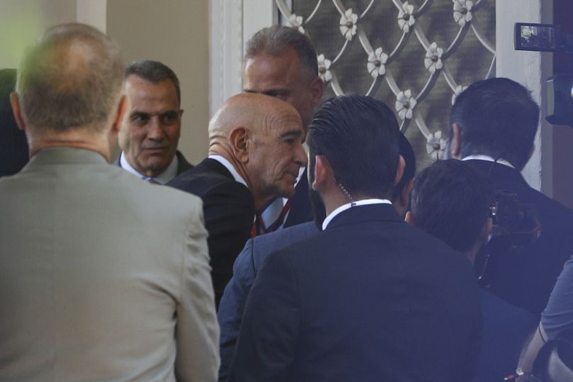 L'ambassadeur américain en Turquie et envoyé spécial de la Syrie Tom Barrack, Centre, arrive pour inaugurer la résidence de l'ambassadeur des États-Unis depuis longtemps à Damas, en Syrie, 29 mai 2025