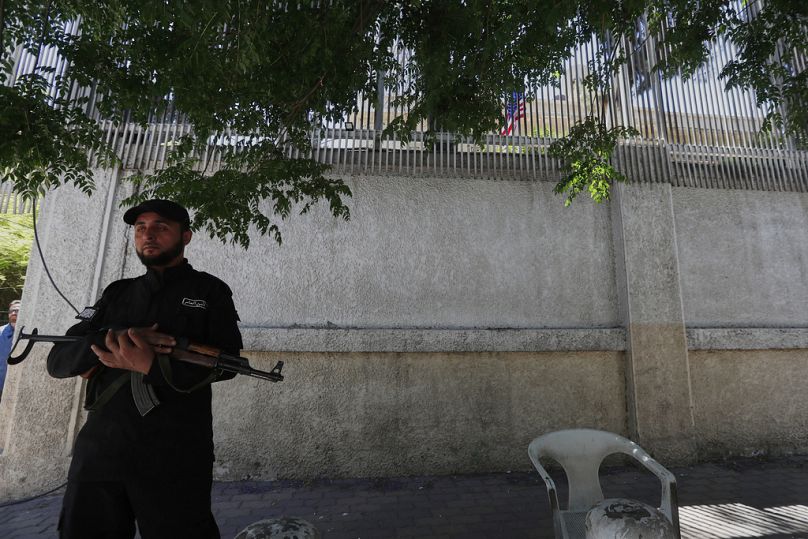 L'ambassadeur américain en Turquie et envoyé spécial de la Syrie Tom Barrack, Centre, arrive pour inaugurer la résidence de l'ambassadeur des États-Unis depuis longtemps à Damas, en Syrie, 29 mai 2025