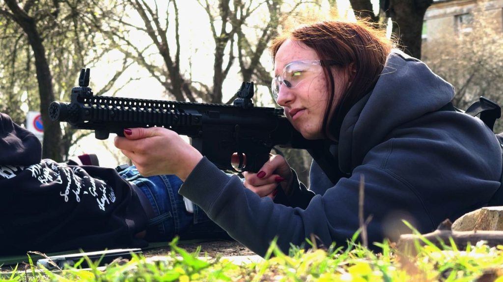 Formation par suivi dans les écoles et les dents de dragon à la frontière: la Lettonie se prépare à une urgence