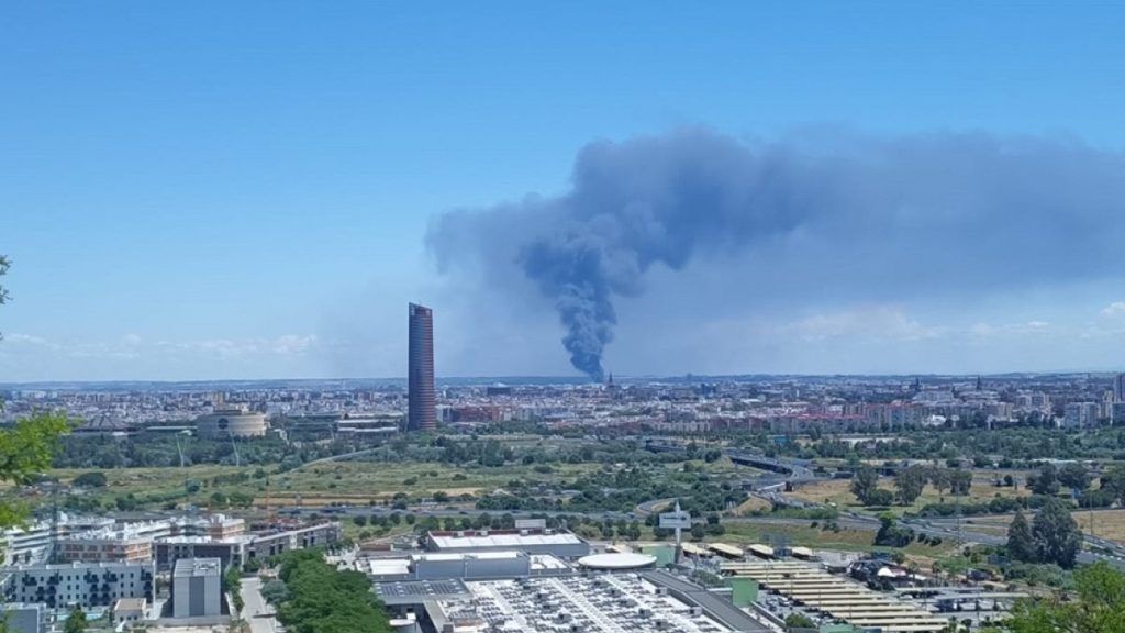Incendie à l'entrepôt chimique espagnol forces l'évacuation et le verrouillage