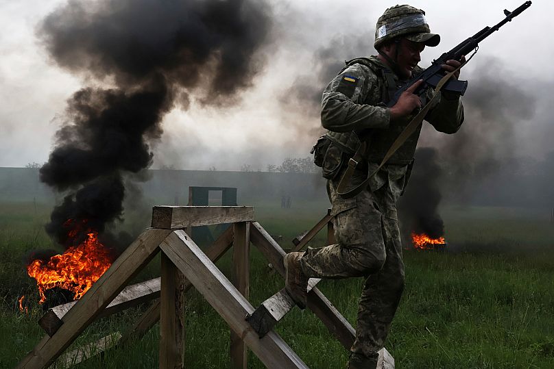 Un militaire ukrainien assiste à une formation militaire dans la région de Zaporizhzhia, 26 mai 2025