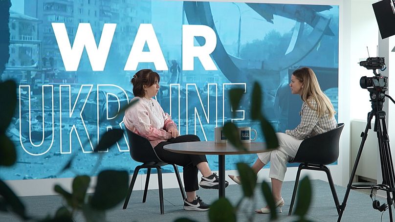 Représentant permanent du président ukrainien en Crimée Olha Kuryshko et la correspondante d'Euronews Sasha Vakulina