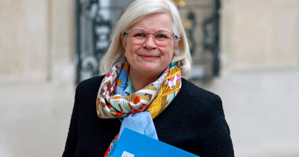 La France interdit de fumer dans les parcs, les plages et les zones scolaires à partir de juillet