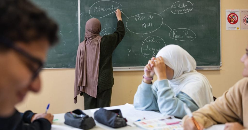 Le PM français fait exploser la proposition du prédécesseur d'interdire le foulard pour la plupart des enfants