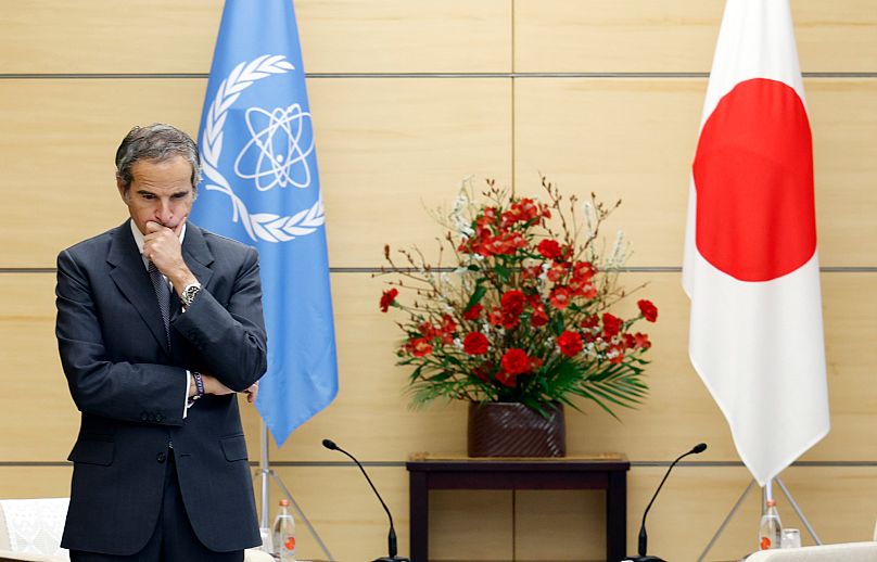 Le directeur de l'IAEA, Rafael Grossi, attend le Premier ministre japonais Shigeru Ishiba avant leur réunion à Tokyo, 20 février 2025