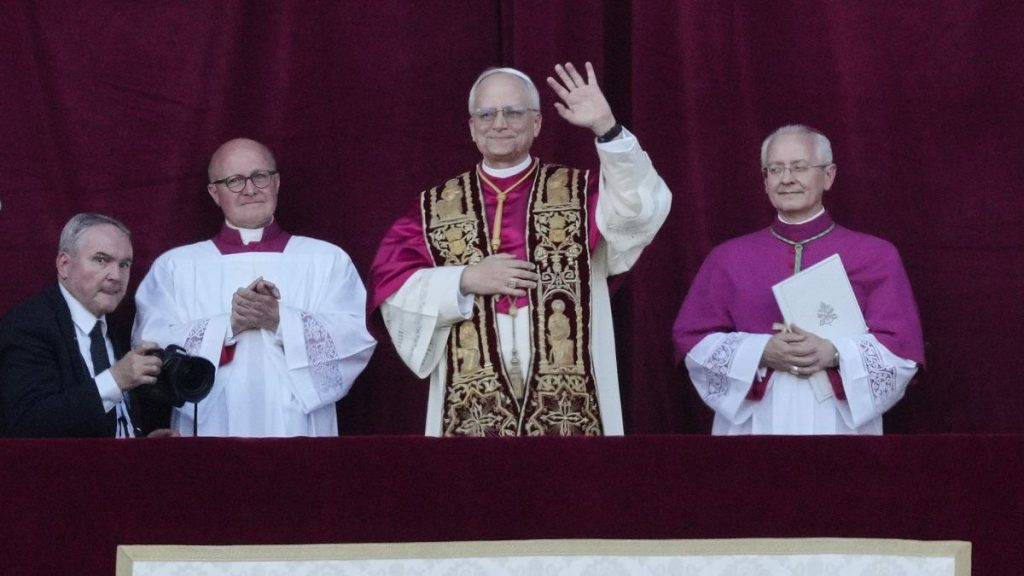 Le pape Leo XIV, premier US Pope, s'adresse à la foule à St Peter's Square
