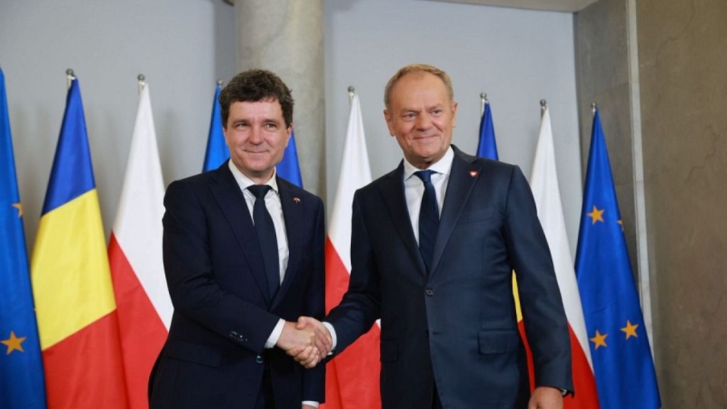 Le président élu roumain visite la défense de la Pologne et approuve Trzaskowski avant le ruissellement des élections