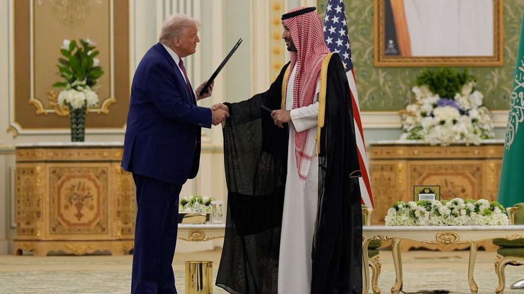 Le stock de Nvidia monte sur le marché américain de l'AI soutenu par Trump, bin Salman