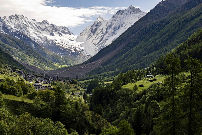 Une avalanche de débris massive, avec le village de Kippel au premier plan, est vue le jeudi 29 mai. 