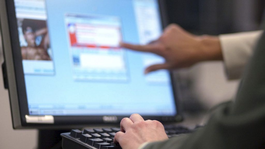 Les citoyens américains font face à l'extradition de la Grèce pour un rôle présumé dans le cycle d'exploitation des enfants en ligne