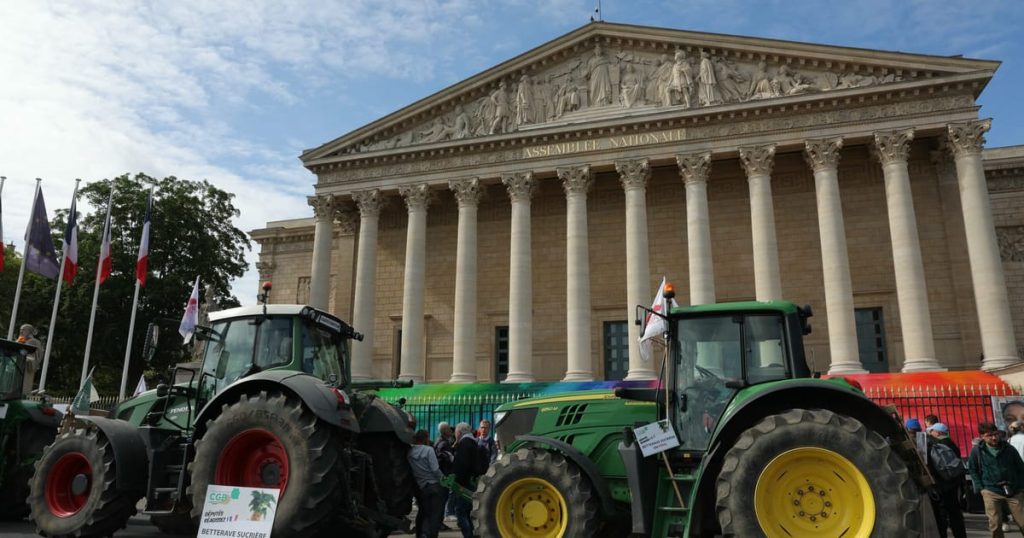 Les tracteurs se sont garés à l'extérieur de l'Assemblée nationale française alors que les manifestations reviennent à Paris