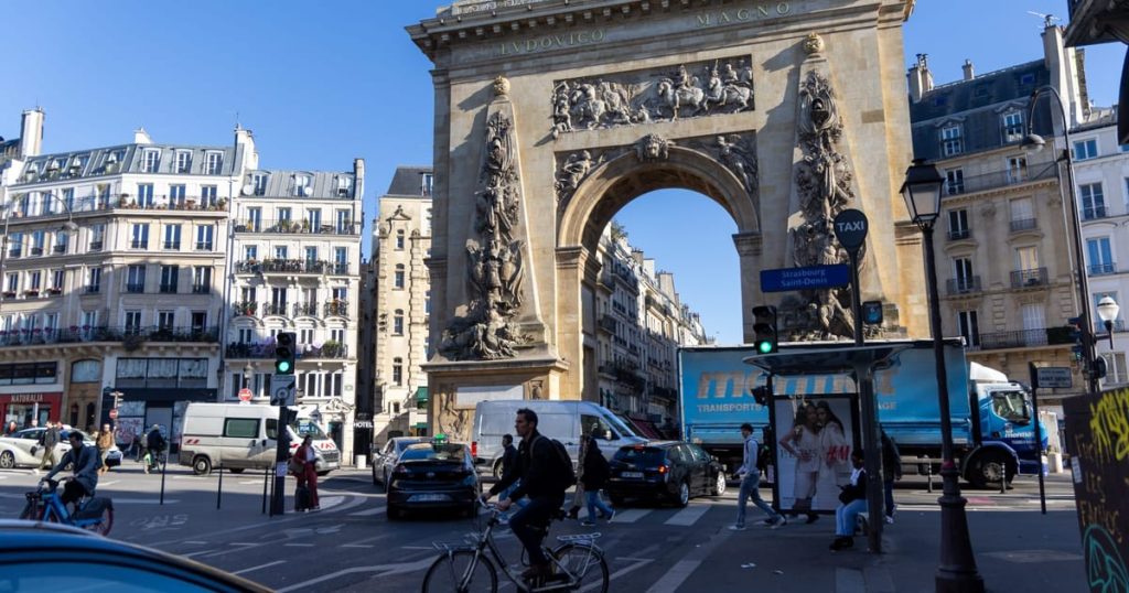 Les partis historiques de la France se disputent pour le retour à la politique bipartite