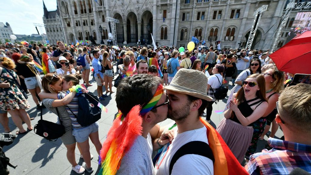 La police de Budapest refuse la demande de tenir le défilé Rainbow en citant l'interdiction LGBTQ + mars