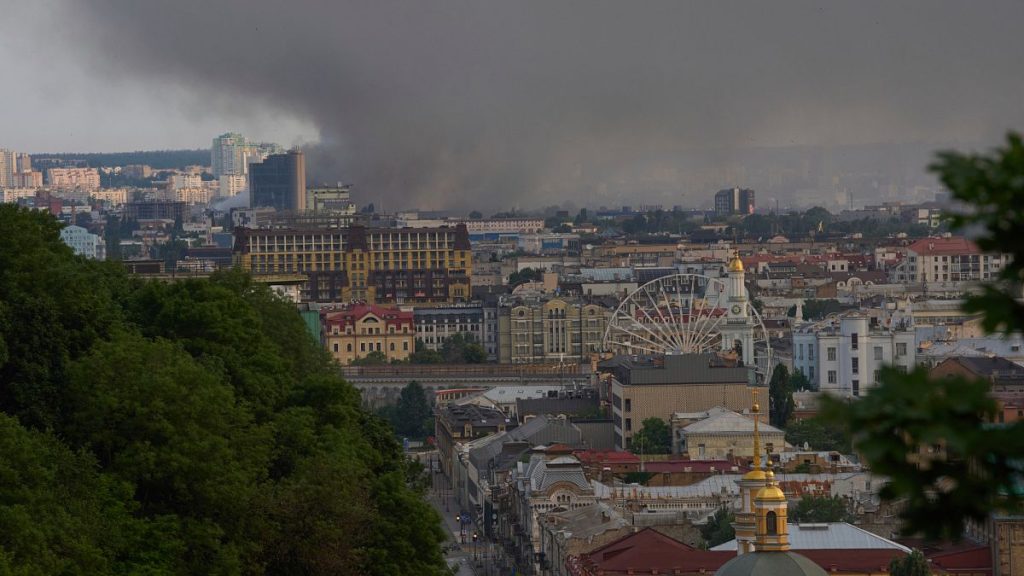 La Russie attaque les zones résidentielles de Kyiv et la maternité Odesa avec des missiles et des drones