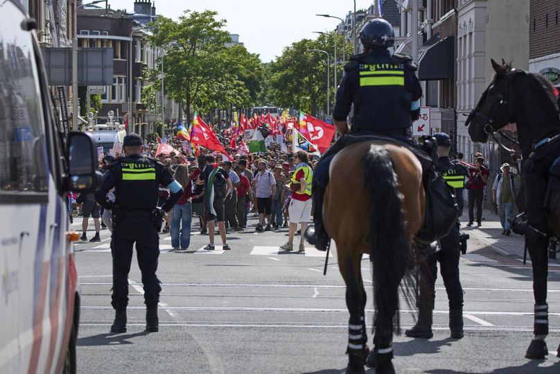 La police anti-émeute montée surveille une manifestation avant le sommet de l'OTAN à La Haye, Pays-Bas, dimanche 22 juin 2025. (AP Photo / Peter Dejong)