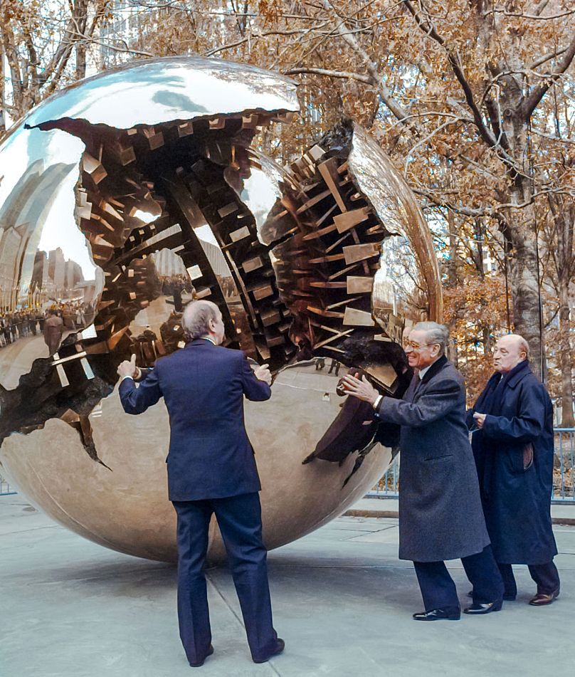 Arnaldo Pomodoro, à droite, avec le ministre italien des Affaires étrangères Umberto Dini et Boutros Boutros-Ghali, Centre, au dévoilement aux Nations Unies - 1996