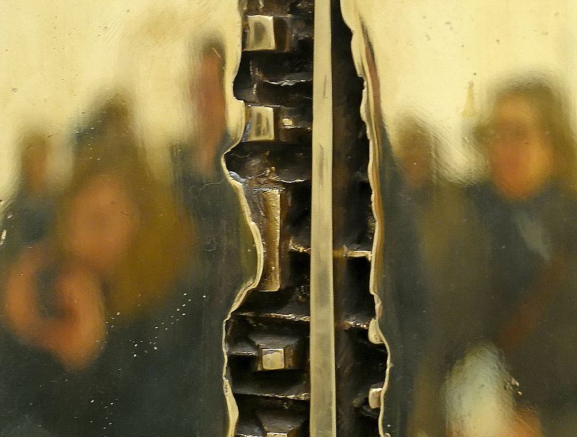 Gros plan de «Asta Cielare VI» (1999) de l'artiste italien Arnaldo Pomodoro