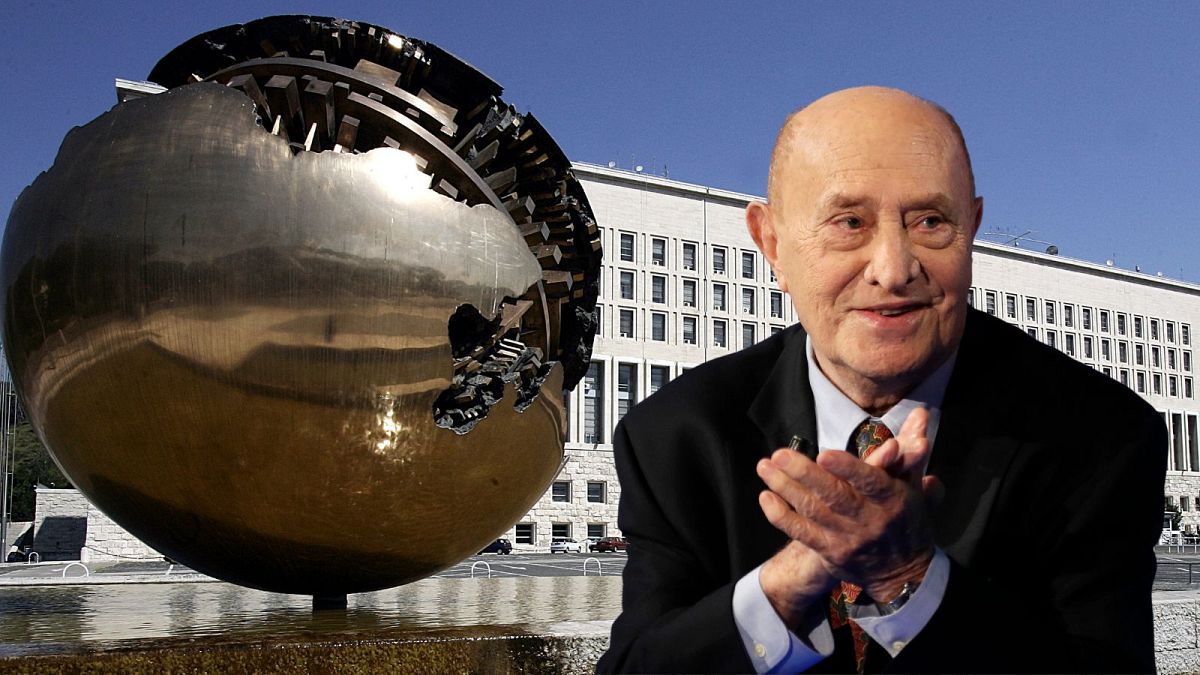 Le sculpteur de sphère italienne renommée Arnaldo Pomodoro décède à l'âge de 98 ans
