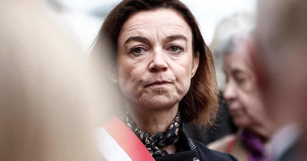 Le stylo allié travaillant pour nettoyer l'image du français d'extrême droite impliquée dans le scandale du racisme