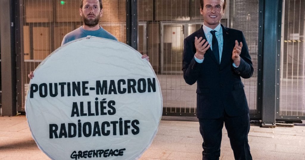 Greenpeace revient la statue de cire de macron volée - après une protestation de plus