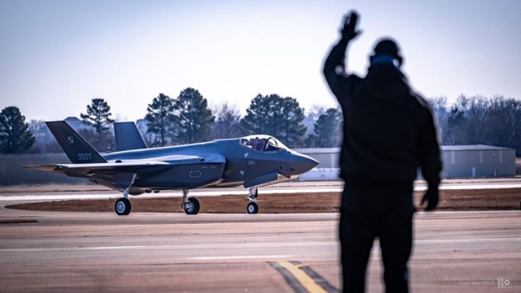 La Pologne brouille les avions de chasse pour sécuriser l'espace aérien au milieu des frappes aériennes russes sur l'Ukraine