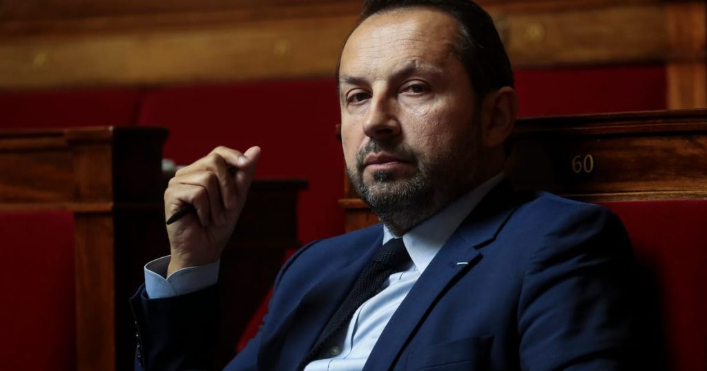 Le PM français Bayrou obtient une bouée de sauvetage temporaire de l'extrême droite