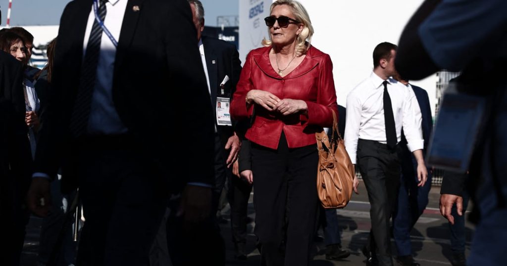 Le conseiller américain du Département d'État a voulu financer le leader de l'extrême droite du Français Marine Le Pen
