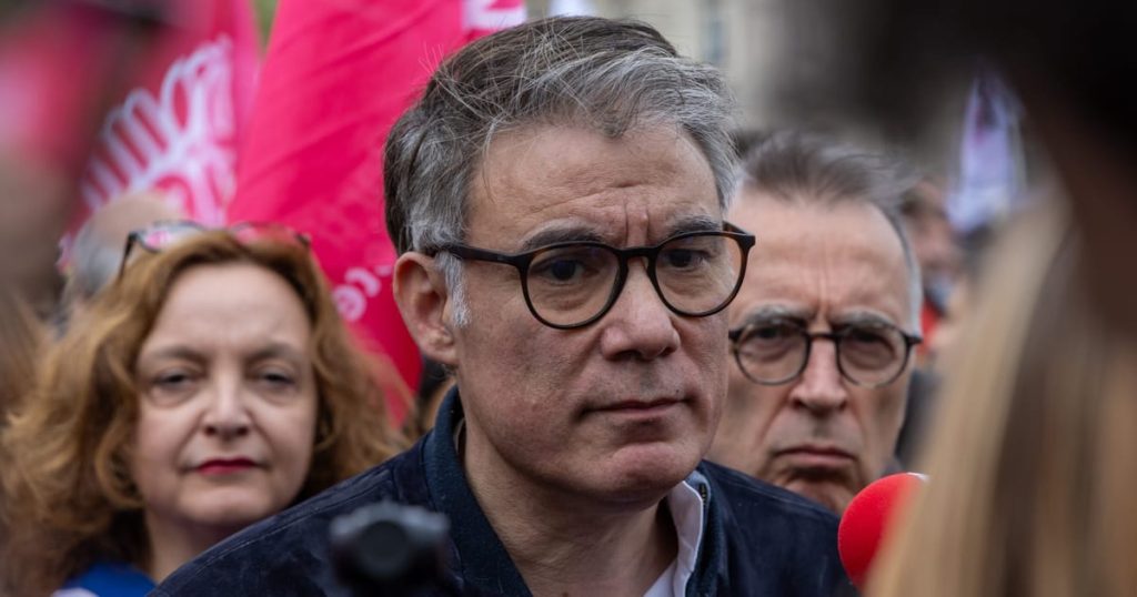 Le leader socialiste français obtient une réélection mince des rasoirs, exposant des divisions profondes du parti