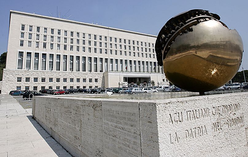 Une sculpture de bronze sphérique de l'artiste italien Arnaldo Pomodoro - Bâtiment italien du ministère des Affaires étrangères Farnesina, à Rome