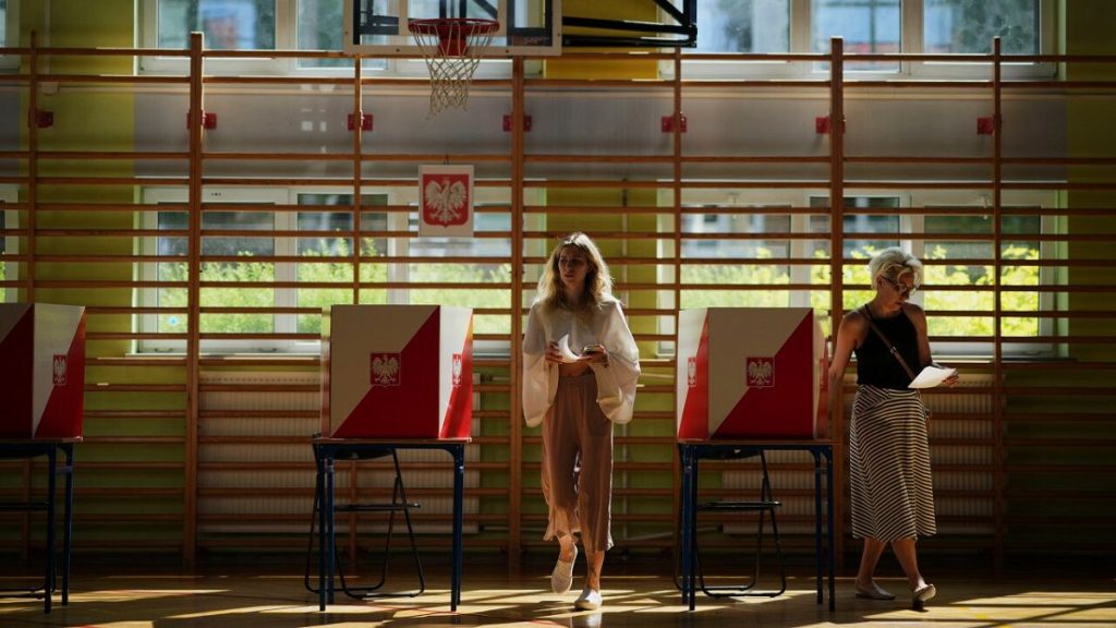 Le vote commence dans le ruissellement présidentiel décisif en Pologne